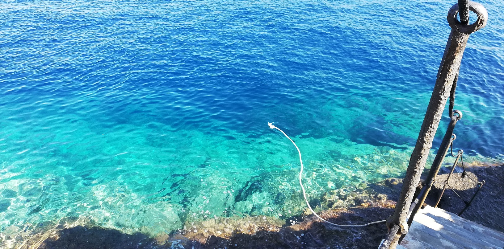 Mar turquesa y escalera vistos desde arriba