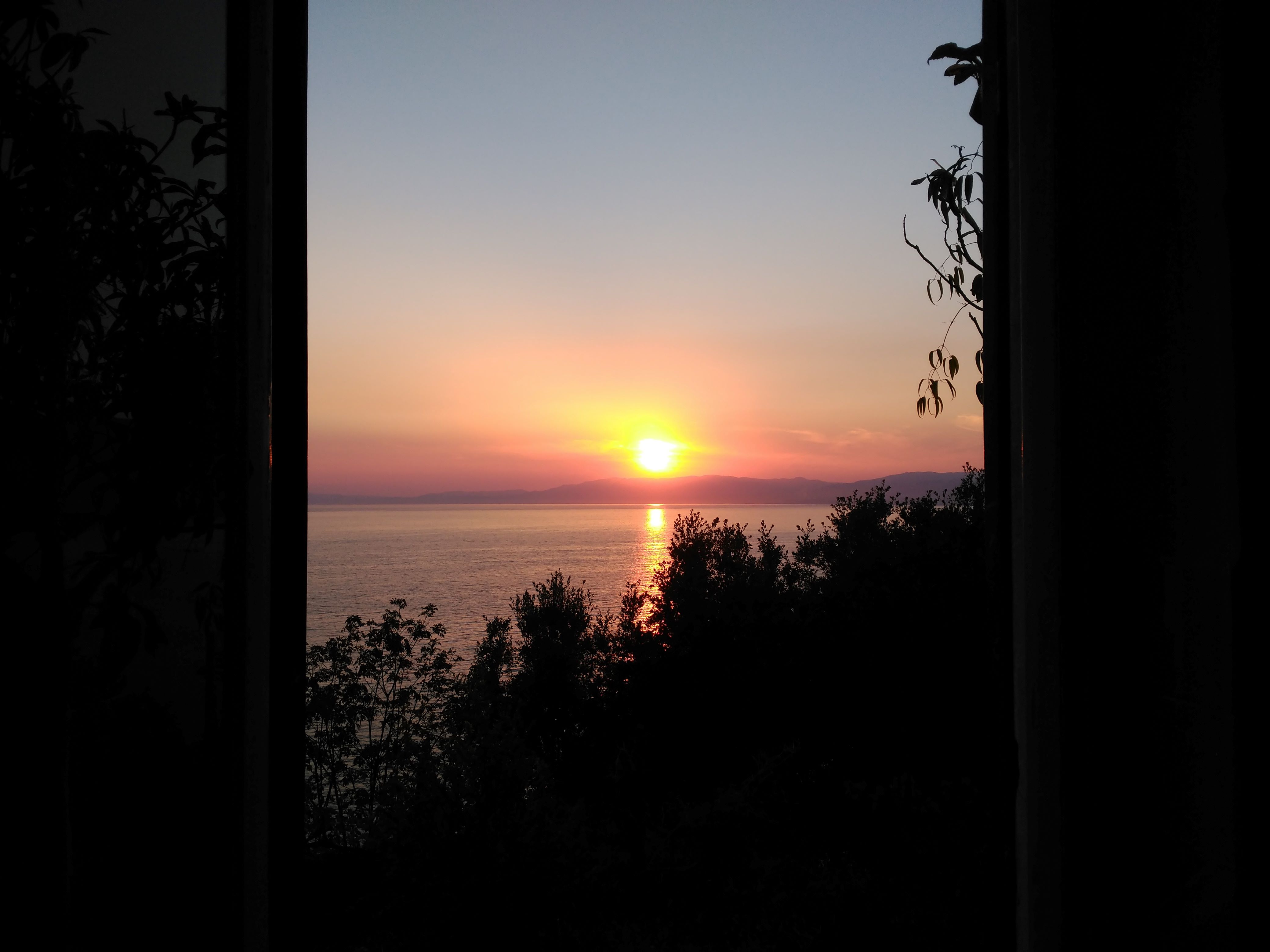 Atardecer desde la ventana sobre el mar