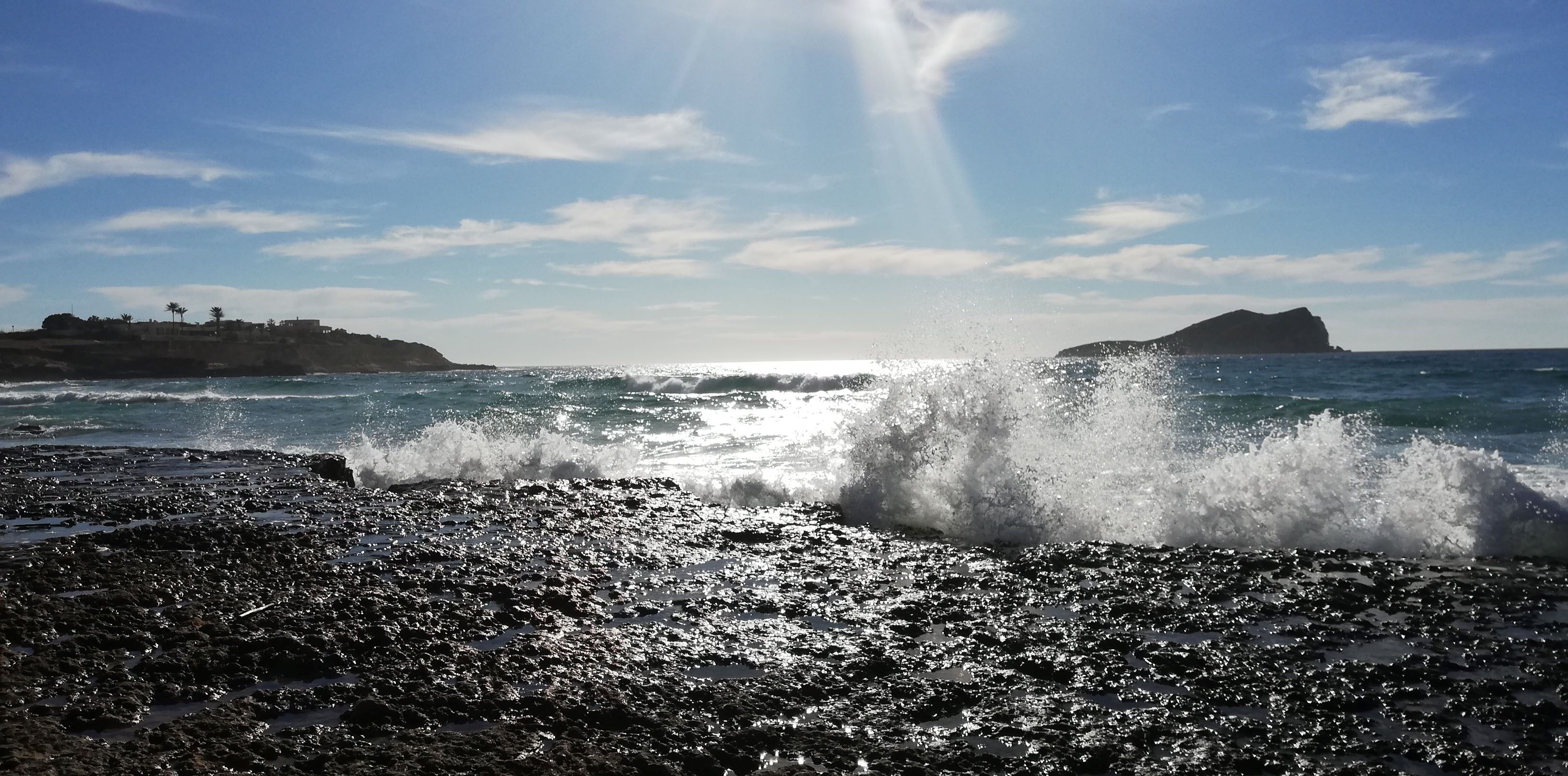 Olas rompiendo en Cala Comte