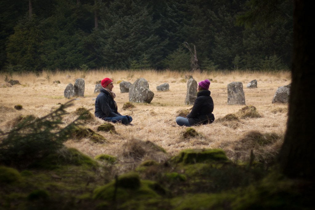 Dos personas meditando en Dartmoor