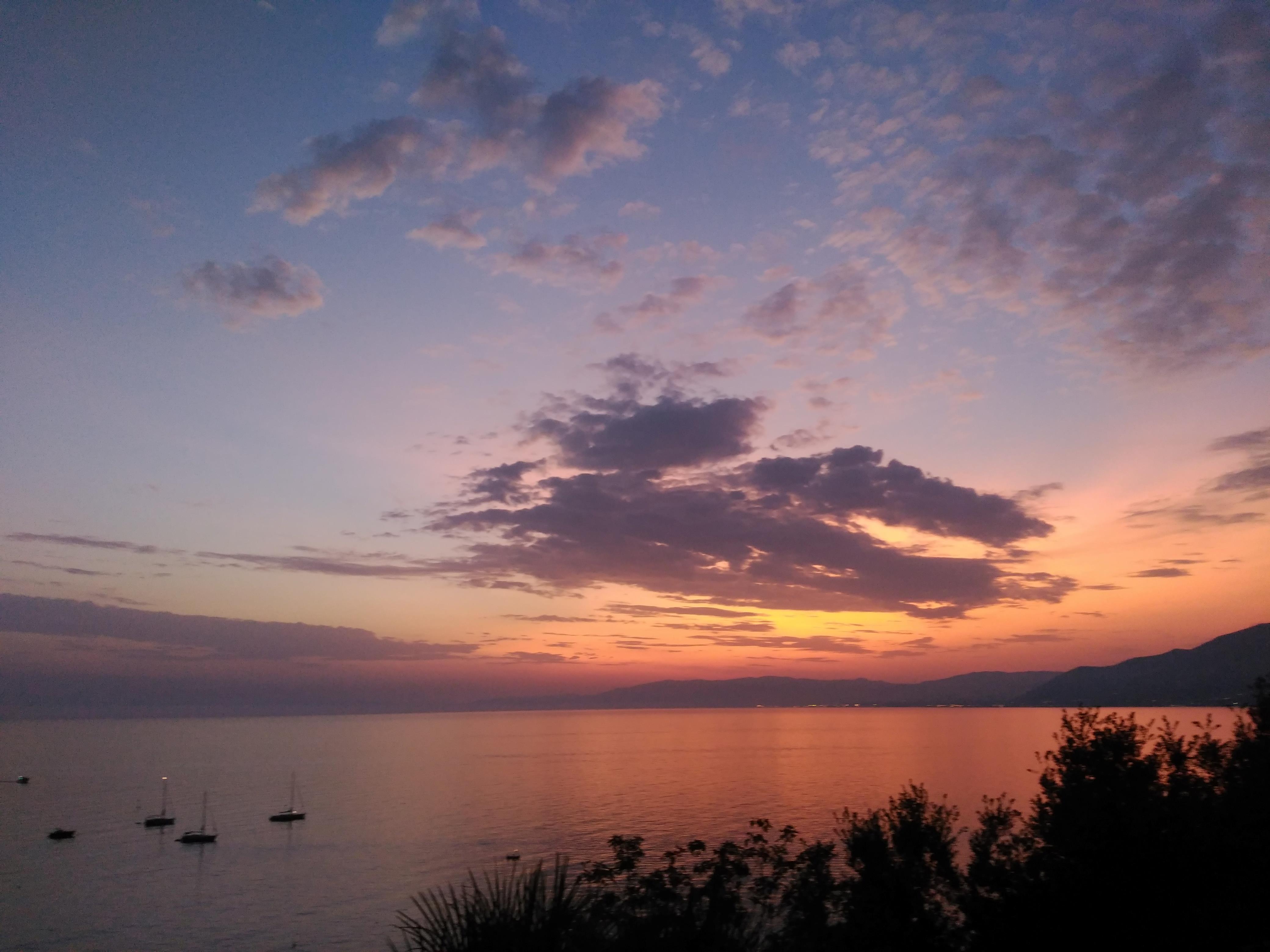 Atardecer de colores violeta sobre el mar