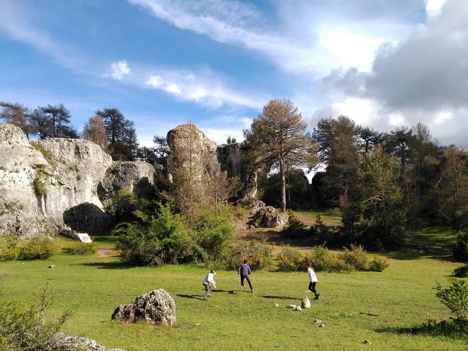 Niños jugando cerca de Las Majadas en Cuenca