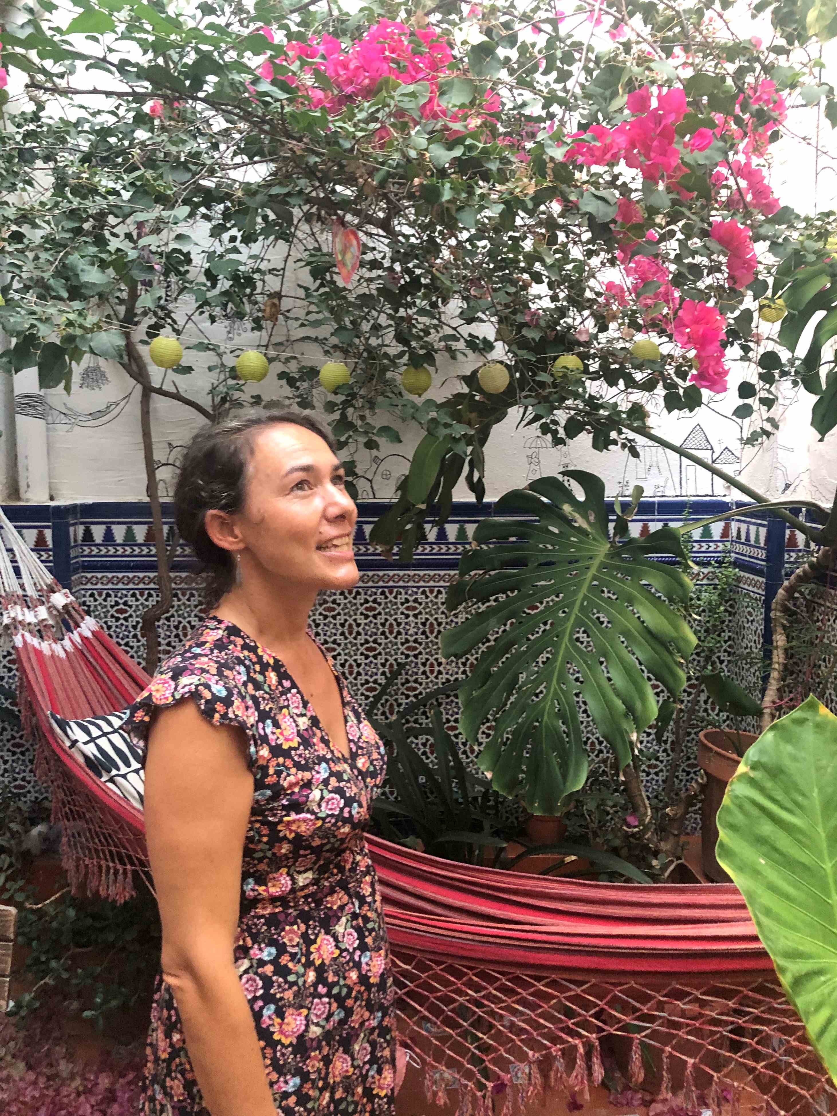 Sara Justo en un precioso jardín