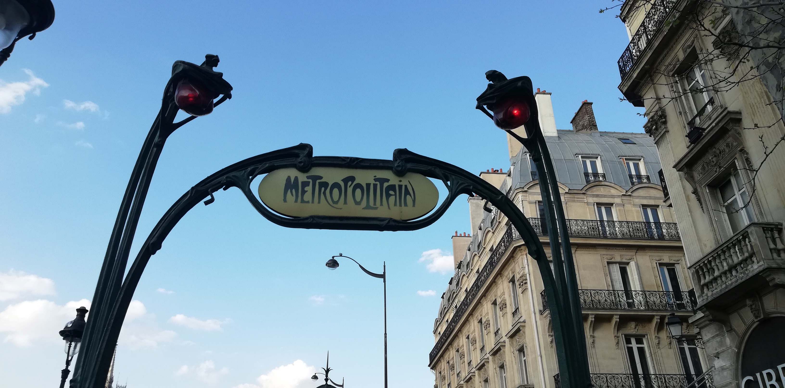 La entrada del metro en París