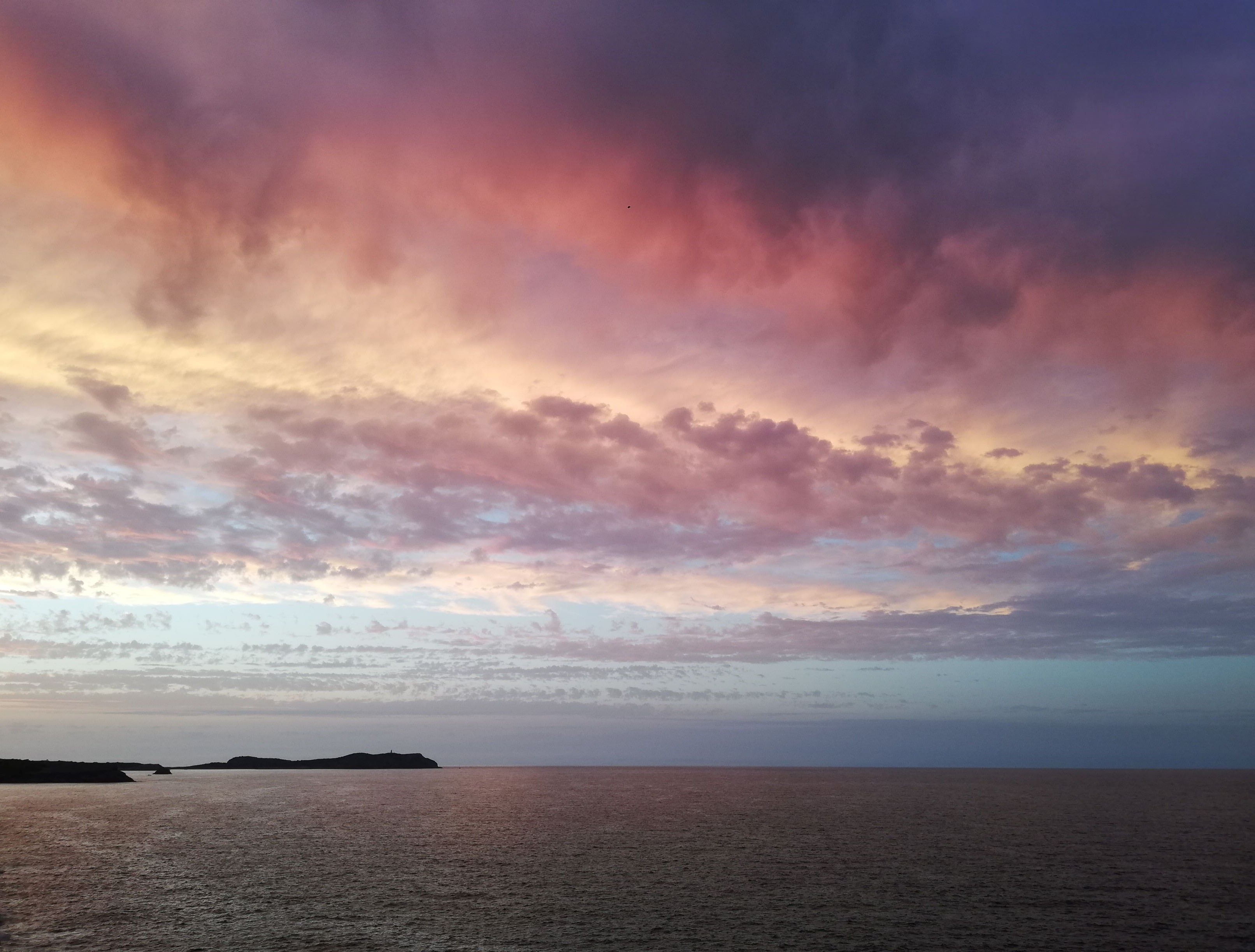 Atardecer de colores violetas sobre el mar